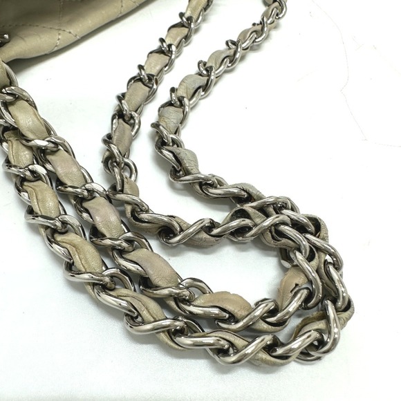 CHANEL White Shoulder Bag - Picture 8 of 16